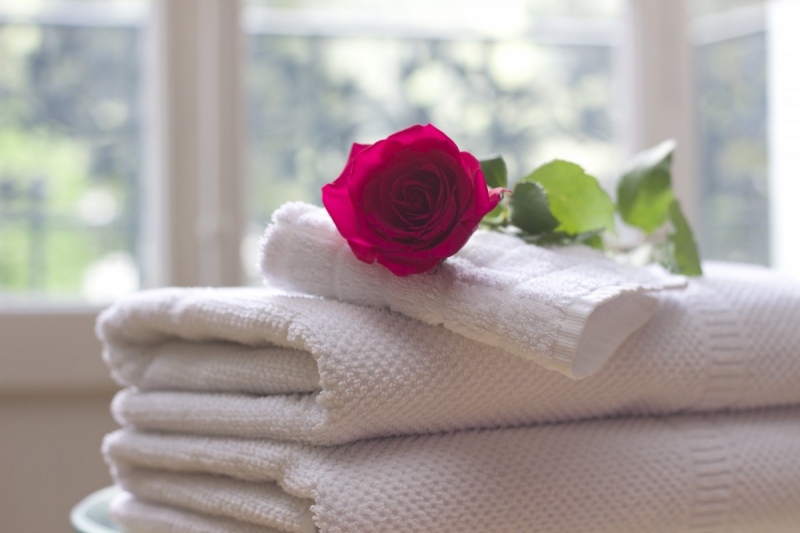 hotel-ROQUESTERON-min_towel_rose_clean_care_salon_spa_white_bath-731641